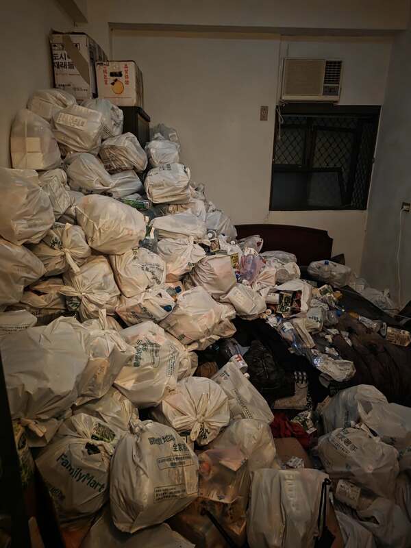 台中市西屯區一棟大樓的出租套房出現火警,疑似菸蒂引燃釀禍。   圖:翻攝自臉書「福和里里長-林寅利」