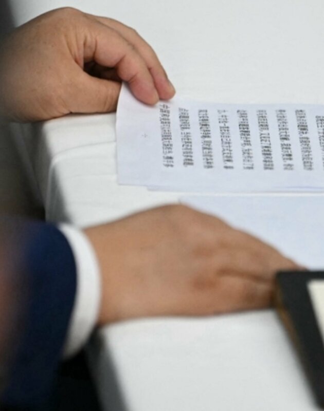 習近平在川習會中「對稿照念」,與美國總統川普的視線交集引起熱議。 圖:翻攝自 X   習近平在川習會中「對稿照念」,與美國總統川普的視線交集引起熱議。 圖:翻攝自 X