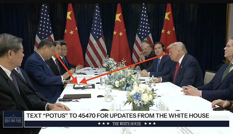 川習會中,習近平手裡的講稿「小本本」意外成為焦點。 圖:翻攝自 X   川習會中,習近平手裡的講稿「小本本」意外成為焦點。 圖:翻攝自 X