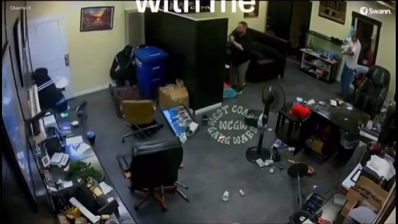 五名來自斯托克頓的蒙面男子企圖持槍搶劫,結果遭到店主和店員「反殺」,最終造成兩名嫌犯死亡、三人受傷並遭逮捕,另有一名員工中彈受傷。   圖:翻攝自影片