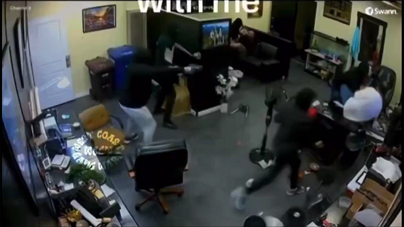 據店主描述,他起初以為他們是顧客,打開門後立刻被包圍,隨即爆發肢體衝突。   圖:翻攝自影片