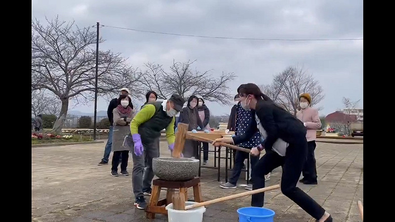 被高市早苗提名擔任多項內閣職務的自民黨參議員小野田紀美憑藉著驚人的親和力,持續拉抬高市內閣的聲勢。   圖:擷取自 @RICHARDFULL2019 X 分享影片