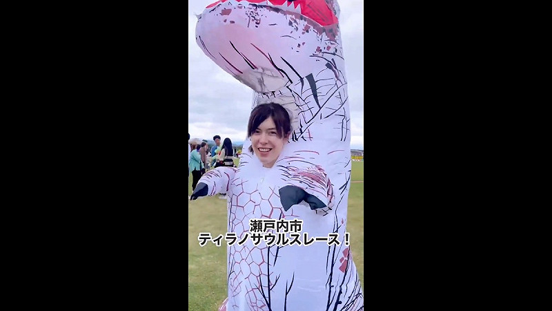 小野田也曾穿著充氣霸王龍裝宣傳活動。   圖:擷取自 @RICHARDFULL2019 X 分享影片