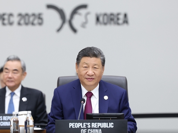 中國國家主席習近平出席亞太經合會APEC領袖會議並發表演講,其左後方為中國外長王毅。   圖 : 翻攝自新華網