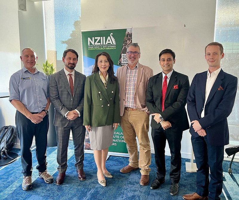歐江安會後與前商業部長Hon Duncan Webb國會議員(右三),NZIIA威靈頓分會Sandeep Sharma會長(右二)、主持人Max Mitchell (右一)、與談人Fixinc首席技術官Ollie Law(左二)及Selwyn區災害管理主任Al Lawn(左一)合影。   圖:駐紐西蘭代表處/提供