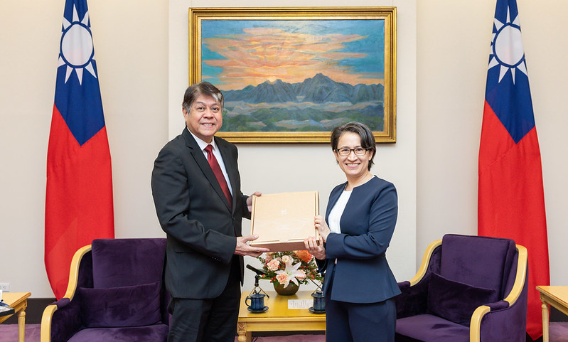 蕭美琴接見菲律賓參議員龐吉立南(Francis Pancratius “Kiko”Pangilinan)。   圖:總統府提供
