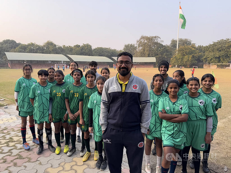 足球學校BBFS打破印度性別藩籬，讓女孩也能盡情在球場奔馳，揮灑汗水、追求自己的夢想。中央社記者李晉緯新德里攝　114年10月31日&nbsp;&nbsp;&nbsp;