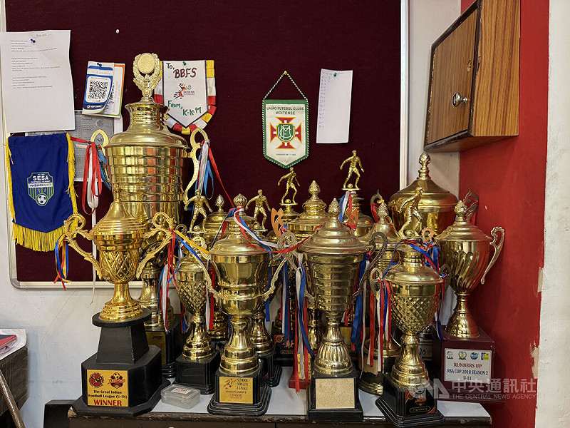 印度足球學校BBFS重視基層發展，培養人才無數，在各級球賽也拿下許多獎項。圖為BBFS各級球隊獲得的獎盃。中央社記者李晉緯新德里攝　114年10月31日&nbsp;&nbsp;&nbsp;