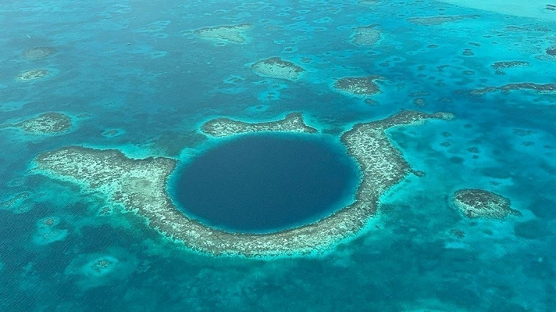 俯瞰貝里斯大藍洞(Great Blue Hole)美景。 圖:外交部提供   俯瞰貝里斯大藍洞(Great Blue Hole)美景。 圖:外交部提供