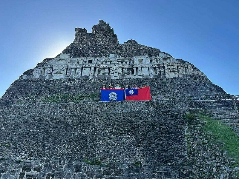 觀光踩線團參訪貝里斯蘇南圖尼奇(Xunantunich)馬雅文明遺址。 圖:外交部提供   觀光踩線團參訪貝里斯蘇南圖尼奇(Xunantunich)馬雅文明遺址。 圖:外交部提供