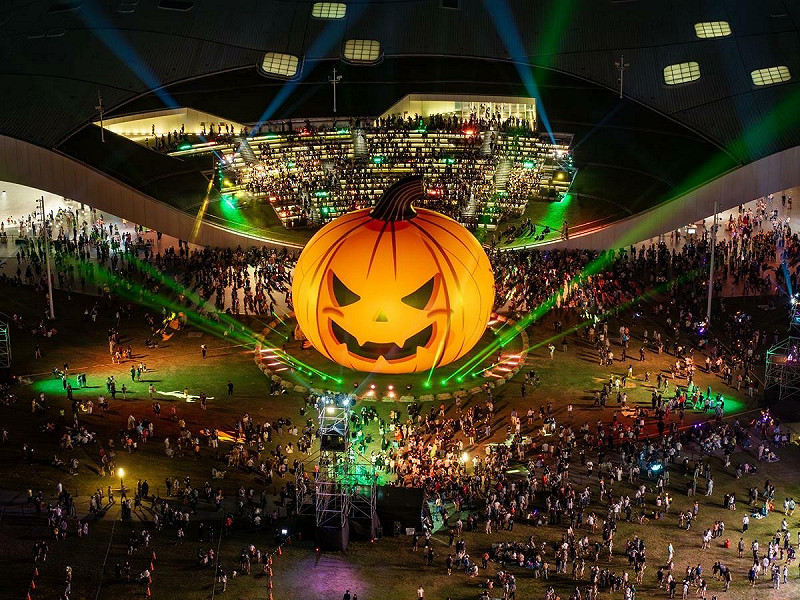 南瓜燈光秀結合立體投影技術與動態光束,打造出沉浸式的視覺饗宴。   圖:高雄市教育局/提供