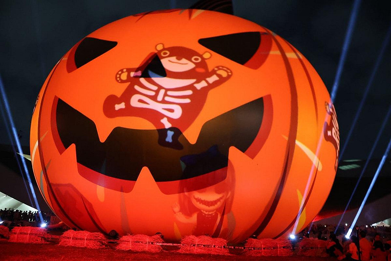 高雄熊登上22公尺巨型南瓜燈。   圖:高雄市教育局/提供