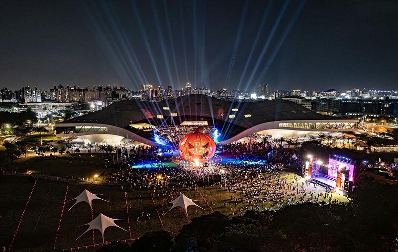 巨型南瓜燈光秀光影交織出萬聖節奇幻絢麗氛圍。   圖:高雄市教育局/提供