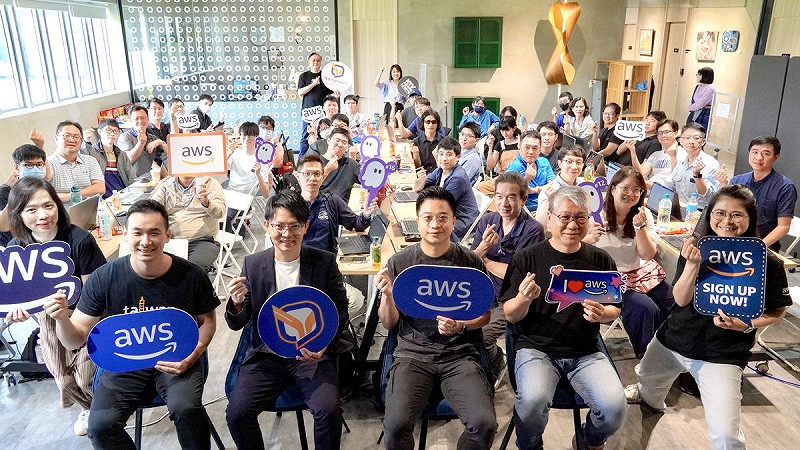K-TV新媒體人才培育中心定期辦理培育課程,力邀業界創作團隊與專業講師協助輔導人才。圖為亞馬遜網路服務(AWS)在今年8月首度南下於K-TV舉辦培訓課程。   圖:高雄市青年局/提供