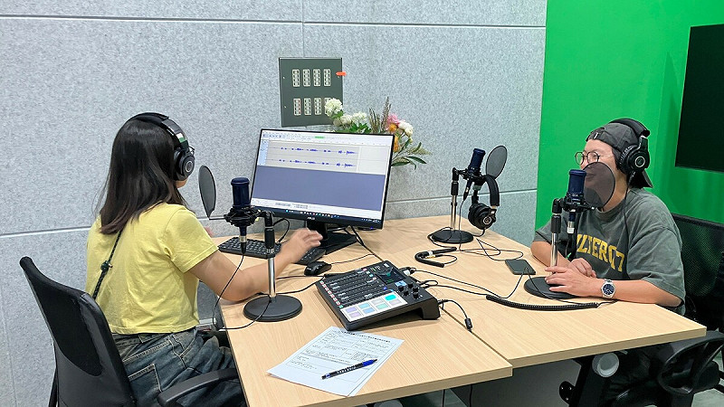 K-TV新媒體人才培育中心提供專業級錄音與影像設備,除支援青年內容創作,更協助創作者穩定製作節目,打造高雄友善、高效的新媒體創作基地。   圖:高雄市青年局/提供