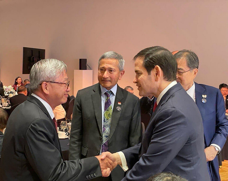 國科會主委吳誠文(圖左)與美國國務卿盧比歐(Marco Rubio)(圖右)及其他APEC成員經濟體官方代表。   圖/APEC台灣代表團提供