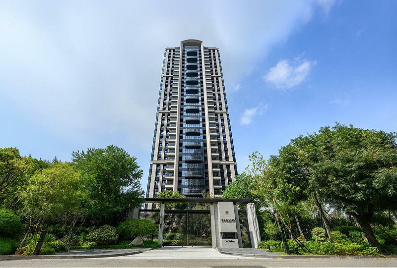 《雙橡園2279》以2279坪超大基地僅規劃一棟建築,臨路退縮達50米,保留近1900坪花園綠地,成就城市中罕見的靜謐綠洲。   圖:雙橡園開發/提供