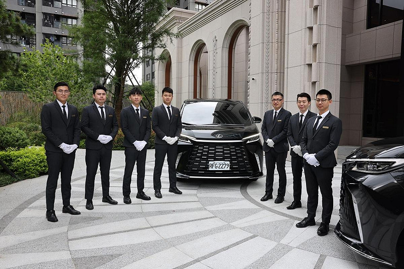 雙橡園開發自2018年成立專屬物業團隊，迄今已擁有160位具高端酒店與連鎖餐飲集團經驗的專業服務同仁。   圖：雙橡園開發/提供