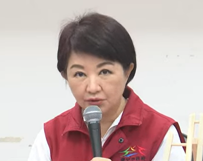 台中市長盧秀燕表示,「病毒沒有假日」,因為疫調發現案例場與豬農住家有通連性,昨天前往豬農住家清消並採檢10個點送驗,今天早上確認都是陰性,但下週一還會再次到豬農住家採檢。   圖:取自直播畫面