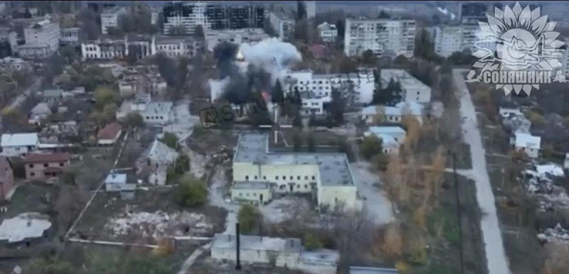 一架烏克蘭Su-27戰鬥機於庫皮揚斯克（Kupyansk）上空發動空襲，擊中俄軍步兵集結點。   圖：翻攝自 X