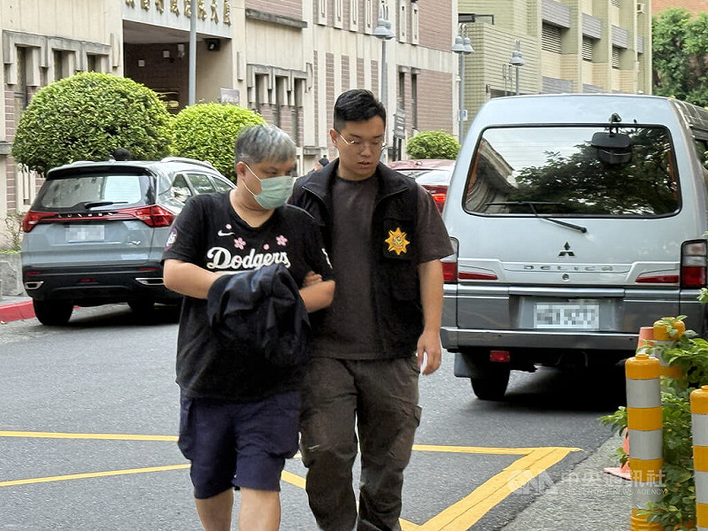 劉姓男子（左）、張姓女子夫妻檔涉組黃牛集團，大量搶票再高價轉售牟利，今年2月間被檢方依法起訴。檢警另查出劉姓夫婦等人轉售韓星GD演唱會門票牟利，31日將人移送法辦。中央社記者林長順攝　114年10月31日   