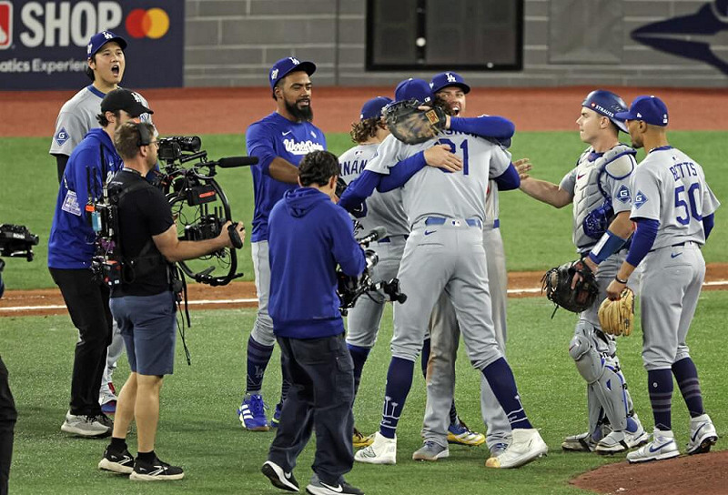 美國職棒世界大賽第6戰洛杉磯道奇以3比1擊敗多倫多藍鳥，將戰線延長至第7戰。（共同社）   