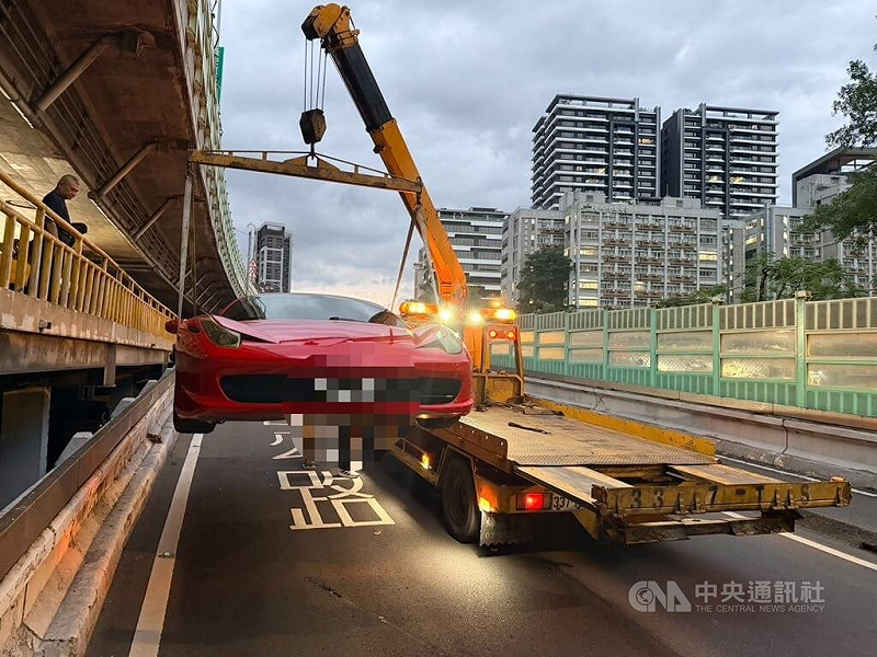 北市32歲薛男1日凌晨酒後駕駛法拉利跑車，載女友返家途中見警路檢，竟想迴轉躲避，仍遭警方查獲違法酒駕送辦。（翻攝照片）中央社記者黃麗芸傳真 114年11月1日   