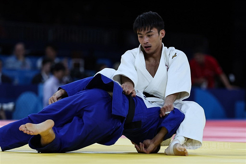 台灣「柔道男神」楊勇緯（白衣者），1日在黃金海岸大洋洲公開賽的男子60公斤級金牌戰，以1比0擊敗法國好手梅林（Maxime Merlin），進帳本季首面國際賽金牌。（中央社檔案照片）   
