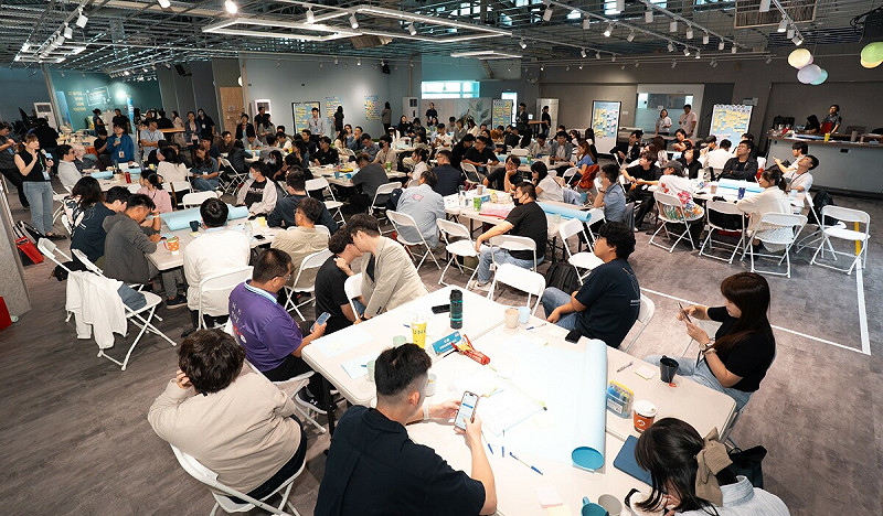 青年委員針對八大議題進行分組討論，分享地方經驗並提出具體建議，激盪出多元創新思維。   圖：高雄市青年局/提供