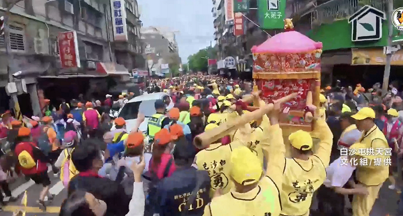「粉紅超跑」白沙屯媽祖贊境再刮起炫風,信眾熱心發放結緣品。   圖:翻攝自白沙屯拱天宮