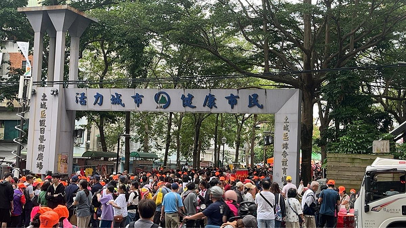 土城區假日藝術廣場信徒人滿為患。 圖:李宣萱 / 提供   土城區假日藝術廣場信徒人滿為患。 圖:李宣萱 / 提供