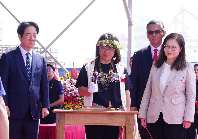 萬淑娟(左二)為「西拉雅」遠洋巡護船擲瓶下水。   圖:海巡署艦隊分署/提供