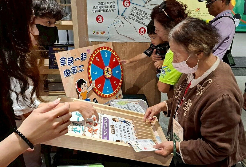 「志願服務體驗趣」闖關攤位,透過志願服務問答、解謎遊戲及桌遊體驗等活動,讓民眾更深入認識志願服務。   圖:高雄市社會局/提供