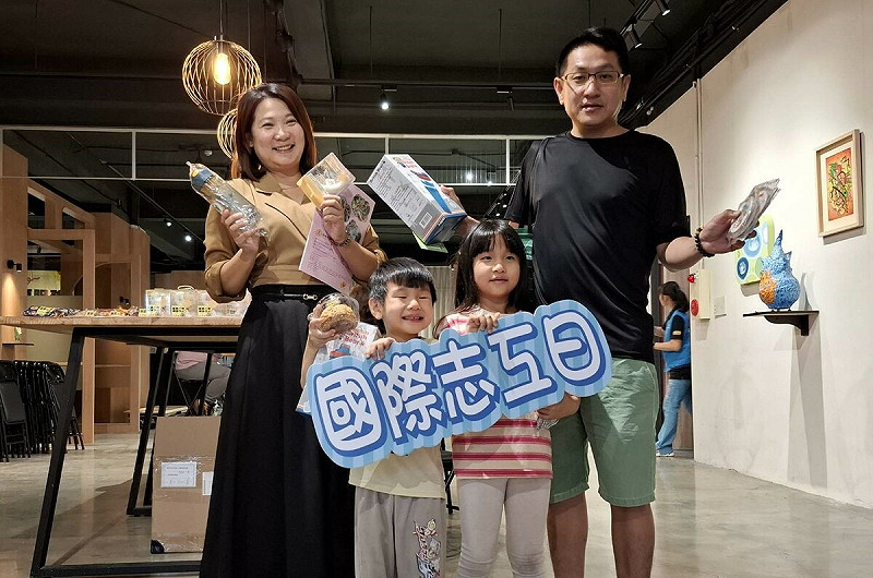 大小朋友一起參加國際志工日系列活動。   圖:高雄市社會局/提供