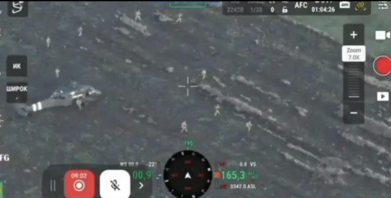 這場行動中出動多架 UH-60「黑鷹」直升機,特戰小組被空投至俄軍防線後方。 圖:翻攝自 X   這場行動中出動多架 UH-60「黑鷹」直升機,特戰小組被空投至俄軍防線後方。 圖:翻攝自 X