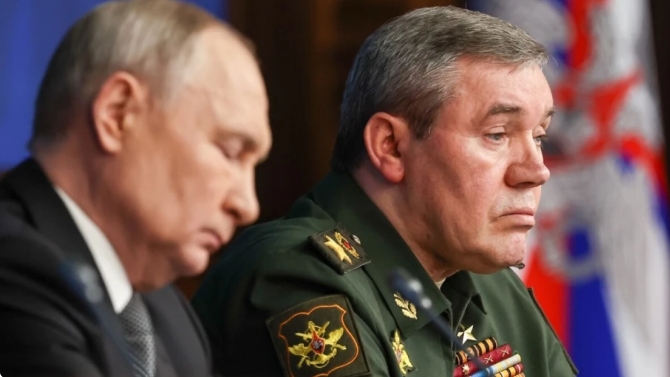 俄軍參謀長格拉西莫夫(右)向總統普丁保證11月1日拿下紅軍城 如今跳票。 圖 : 翻攝自火星數據研究所   俄軍參謀長格拉西莫夫(右)向總統普丁保證11月1日拿下紅軍城 如今跳票。 圖 : 翻攝自火星數據研究所