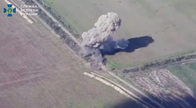 烏軍無人機摧毀俄軍進犯坦克。   圖 : 翻攝自火星數據研究所