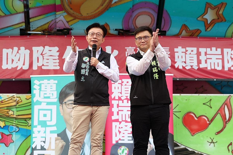 郭國文(左)表示高雄從工業城市到國際城市,延續的最佳人選就是賴瑞隆(右)。 圖:賴瑞隆辦公室/提供