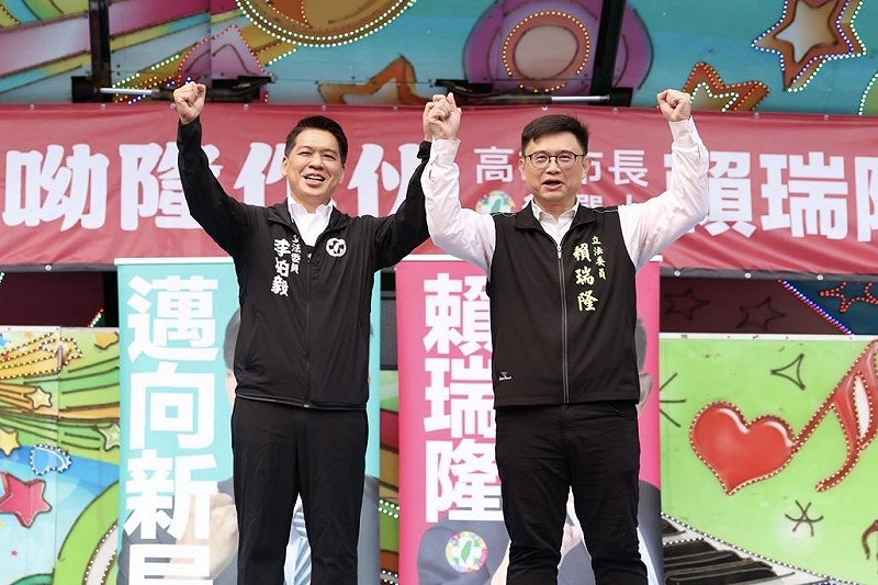 李柏毅(左)到場力挺賴瑞隆(右)成為對抗國民黨、帶領高雄市越來越進步的市長。 圖:賴瑞隆辦公室/提供