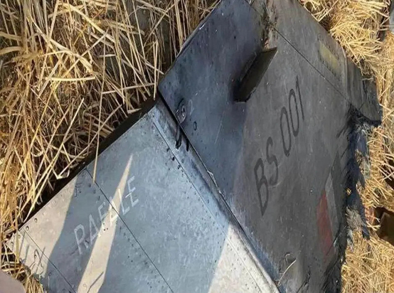 印巴衝突時,印方遭巴基斯坦擊落的陣風戰機殘骸。 圖:翻攝自 騰訊新聞@河東三叔   印巴衝突時,印方遭巴基斯坦擊落的陣風戰機殘骸。 圖:翻攝自 騰訊新聞@河東三叔