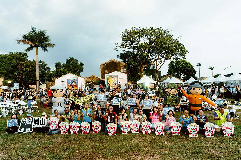 與會貴賓與新進住戶手持爆米花與手拿板歡慶黃埔新村眷村嘉年華開幕。   圖:高雄市文化局/提供