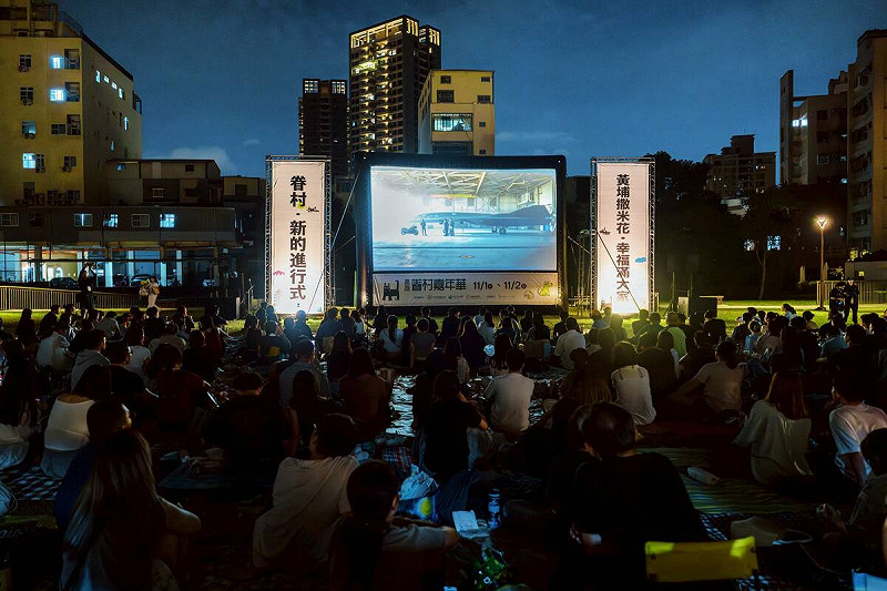 黃埔新村眷村嘉年華露天爆米花電影院開張。   圖:高雄市文化局/提供