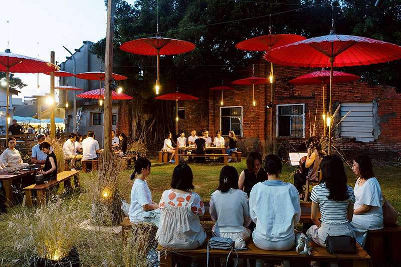 茶藝體驗讓民眾在茶香與演奏中感受緩慢而優雅的眷村時光。   圖:高雄市文化局/提供