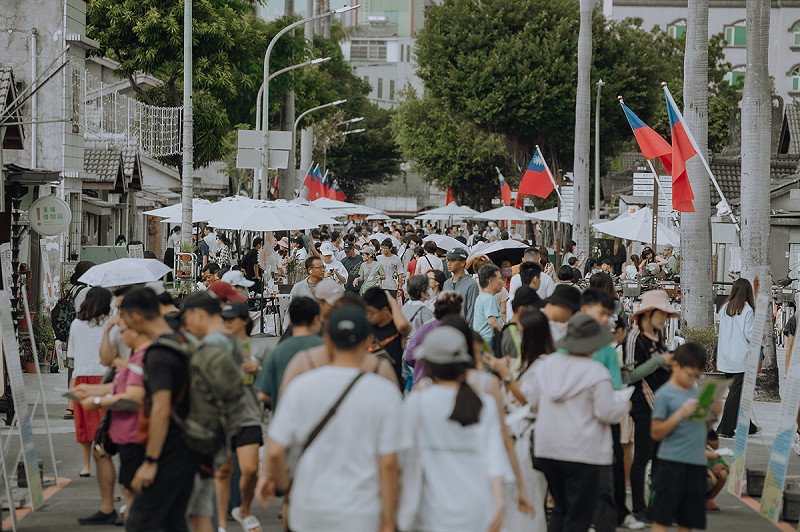 來黃埔新村遊園、逛市集的人潮佈滿眷村巷弄,活動現場氣氛熱絡。   圖:高雄市文化局/提供