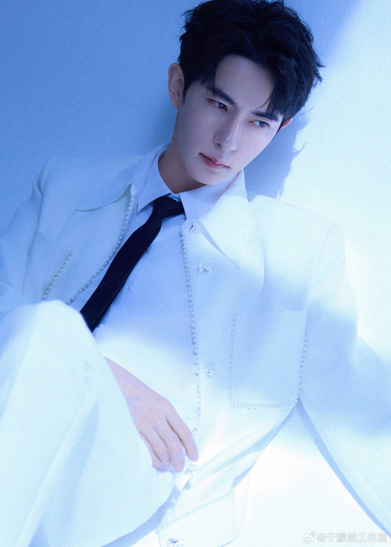 于朦朧墜樓案疑點重重，不少爆料都認為于朦朧的死和生前參加的「17人聚會」有關。   圖：取自于朦朧工作室微博