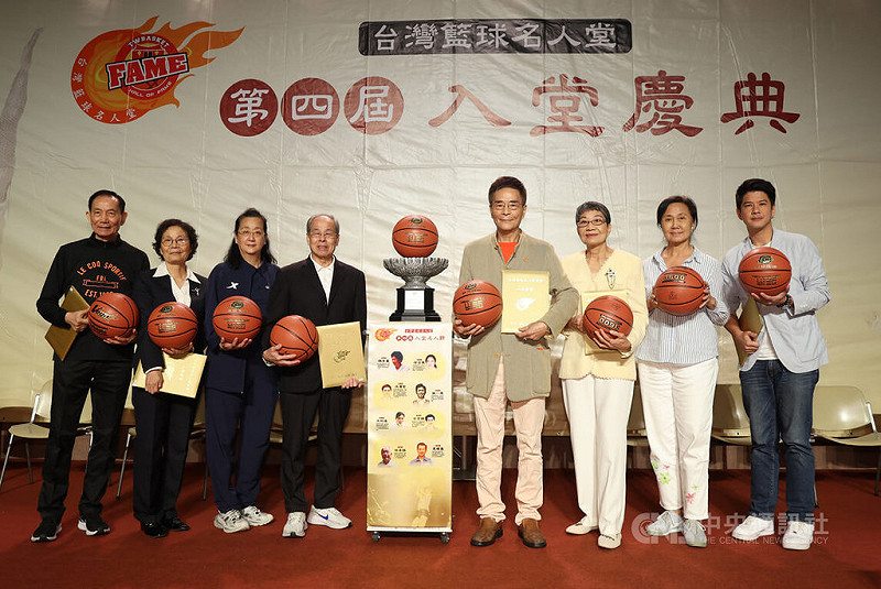 台灣籃球名人堂協會1日舉行第4屆入堂慶典，包含男子球員洪濬哲（右4）、錢一飛，女子球員徐台榮（右2）、賴秀麗（右3），教練類古吉雄（左）、洪玲瑤（左2）及裁判類惠懷慶、林承謀共8人入選。中央社記者張新偉攝　114年11月1日   