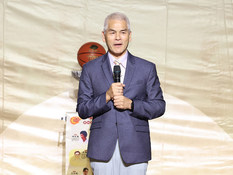 台灣籃球名人堂協會1日在台北舉行第4屆入堂慶典,運動部政務次長黃啟煌(圖)致詞時表示,或許文物會壞掉、毀損,不過透過數位典藏能夠永遠保存,「運動部會在這個地方持續努力」。中央社記者張新偉攝 114年11月1日