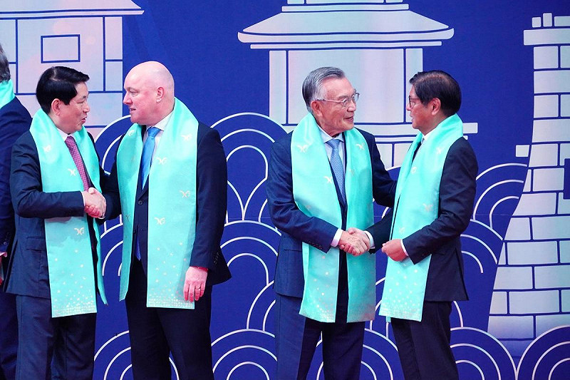 台灣領袖代表林信義（右二）在大會合影過後，與菲律賓總統小馬可仕（右一）握手寒暄。   第32屆亞太經合組織(APEC)峰會於南韓慶州落幕。