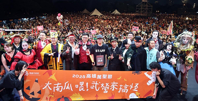 「2025高雄萬聖節」活動最高潮，創意裝扮遊行在衛武營藝術文化中心登場。   圖：高雄市教育局/提供