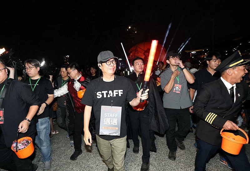 陳其邁(中)現身萬聖節創意裝扮遊行,別上耳麥、戴上黑帽,化身「演唱會工作人員」。 圖:高雄市教育局/提供